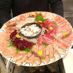 神戸鯨精肉店 - くじら刺身・ベーコン盛り合わせ。画像は7人前。