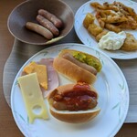 MERCURE HOTELS&RESORTS - 主人のお皿、ホットドッグ、各種チーズ、ウインナー、右奥の物はなんやろ？