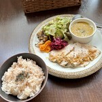 バルバルキッチンアメリ - 週替りランチ：特製塩だれバンバンジー
      　　　＆フィッシュココナッツイエローカレー(¥800)
