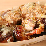 銀だこハイボール酒場 - メイン写真:たこ焼きを割った写真