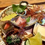 食堂わた - お刺身のためにお醤油が添えられていますが、それ以外は調味料必要なし。よって、卓上にも調味料は常備されておりません。