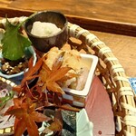 食堂わた - 肉、魚、野菜がバランスよく盛り付けされています。