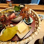 食堂わた - 籠の中には10品目のお料理。