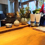 食堂わた - 玄関入ってすぐのカウンター右端。お会計も玄関寄りで。