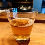 食堂わた - 氷が入っていないおかげで、美味しさが保たれるお茶。