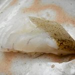 鮨おおしお  - あら（くえ）　皮を炙ってあります