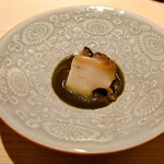 鮨 由う - 蒸し鮑と肝ソース