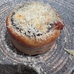 SCALAE - ・上から、岡山県の吉田牧場のコダカ（パルミジャーノ）とマジャクリ（コンテ）を削り
      ・玉葱を炊いたお出汁で練り込んだフォカッチャ
      　中には、レッドオニオンを生ハムのお出汁で煮込んだものを丸々鋳込んで