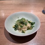 SCALAE - ・上からキャベツの葉からとったオイルをかけて
      ・マイクロパセリ
      ・芽キャベツのペペロンチーノ
      （表皮はフライにして、中の部分はピクルスにして）