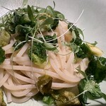 SCALAE - ・上からキャベツの葉からとったオイルをかけて
      ・マイクロパセリ
      ・芽キャベツのペペロンチーノ
      （表皮はフライにして、中の部分はピクルスにして）