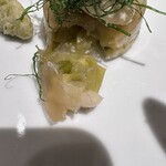 SCALAE - ・ネギの緑のところを揚げて
      ・エシャロットをお酢で煮詰めて、そこにバターを加えポマード状にしたソース
      ・賀茂ネギの白く甘いところだけで作ったテリーヌ（ライムを香らせて）