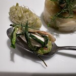 SCALAE - ・ゆっくりとソテーしたネギ（エストラゴン？）
      
      ・九条ネギの干し苗の素揚げ
      ・サワークリーム