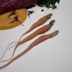 SCALAE - ・アマランサス
      ・金時人参のロースト（人参の葉を揚げて）
      ・人参のソース（ラクレットチーズ入り）
      ・間引いた金時人参のピクルス風