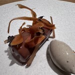 SCALAE - ・トリュフとショコラと牛蒡のケーキ
      ・西洋ゴボウのフライ
      ・西洋ゴボウのコンフィ（カカオのハスクのローストと一緒に煮込んでコンフィにしたもの）
      
      ・トリュフのアイス
