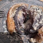 SCALAE - ・上から、岡山県の吉田牧場のコダカ（パルミジャーノ）とマジャクリ（コンテ）を削り
      ・玉葱を炊いたお出汁で練り込んだフォカッチャ
      　中には、レッドオニオンを生ハムのお出汁で煮込んだものを丸々鋳込んで