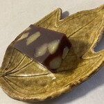 とらや 赤坂店 - 断面の栗はそれ程多くはないなぁって言うのが所感でした。