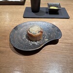 SCALAE - ・上から、岡山県の吉田牧場のコダカ（パルミジャーノ）とマジャクリ（コンテ）を削り
      ・玉葱を炊いたお出汁で練り込んだフォカッチャ
      　中には、レッドオニオンを生ハムのお出汁で煮込んだものを丸々鋳込んで