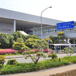 エアロプラザから見た、第１ターミナル。　１~４Fの各フロアーにスタバがあります。