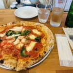 ピッツェリア アッローロ - ジンジャエールは瓶で来ました。ピザ窯も近くて最高！