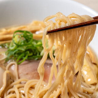 50種類以上から厳選した、小麦が香る全粒粉入りの麺