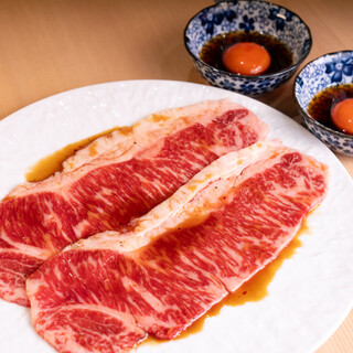 サーロインを卵黄に付けて味わう「焼きしゃぶ」がおすすめ！