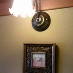 Iori - 凝ったランプは内装屋さんのこだわり。下の絵は店主ご夫妻のお父様の作品。