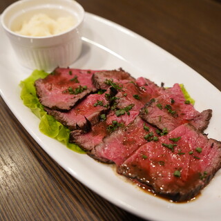 ローストビーフが絶品！種類豊富な一品料理をご用意