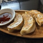 麺伝 とも - 餃子３個が間違いない　少し大きいタイプですよ