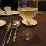 TAKASHI - キリッと冷えたワインがすすむ、すすむ。