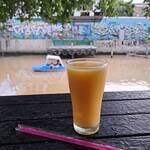 Saneh Bangkok Restaurant - ボートとミックスシェイク