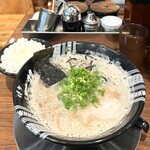 博多一双 - ラーメン950円・ライス150円