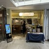 ヤミーズ 旧ヤム邸 - 賑やかにデコレートされたコンパクトなファサード