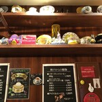 アメ横ダンケ - 棚の上からカップを選びます