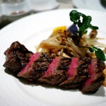 プロペラ - 特選神戸ステーキは、箸で食べやすいように縦横にカットされています。