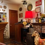 プロペラ - アンティークなオブジェが至る所に飾られています