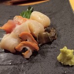 どんつき左 - 刺身盛り合わせ（サザエ、白ミル貝、赤貝、ホタテ、マツバガイ）