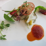 エスキス - ポアソン　甘鯛と蛍烏賊　ドライトマトと黄色いズッキーニ　トマトソース　朧昆布乗せ　春の山菜添え