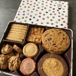 ピエール・エルメ・パリ - クッキー缶