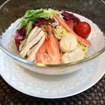Hiyashi chuka（拉麵）配海鲜：蝦子、魷魚、扇貝、螃蟹