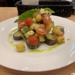 和食×洋食 ニジノアト - 柿と焼芋・アボカドのサラダ 1,100円