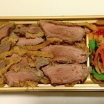 黒毛家 - 牛カツ弁当 (税込)1,620円 ※開封後 (2024.10.10)