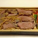 黒毛家 - 牛カツ弁当 (税込)1,620円 ※開封後<角度を変えて> (2024.10.10)