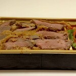 黒毛家 - 牛カツ弁当 (税込)1,620円 ※開封後<正面から> (2024.10.10)