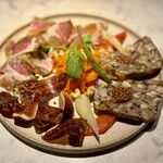 WINE & DINE Vinogris - 名物自家製シャルキュトリーおまかせ3点（1,400円）