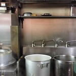 中華蕎麦 金魚 - 厨房の様子(手入れが行き届いている)