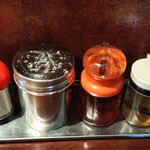 中華蕎麦 金魚 - 卓上の調味料