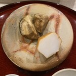 江戸前芝浜 - なすと里芋。じんわりと味を含ませている。甘辛に流れないところが非凡、って偉そうだねオレ。はは。
