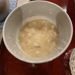 江戸前芝浜 - 叩いたキスをとろろと。酒がものすごい勢いで「蒸発」する。といって、味付けがゴーンと強くはなく、なんとなく精密加工という単語が頭に浮かぶ。