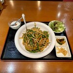 座135 - サラダ(少しの葉物)、きゅうりのキムチとメンマ、杏仁豆腐付きでした