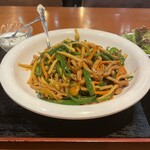 座135 - 麺は見えないほど。ドッサリ被さる青椒肉絲。奥の更にペロンと付いているのはカラシ